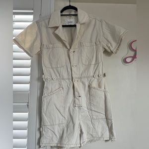 Super cute beige pistola denim outfit